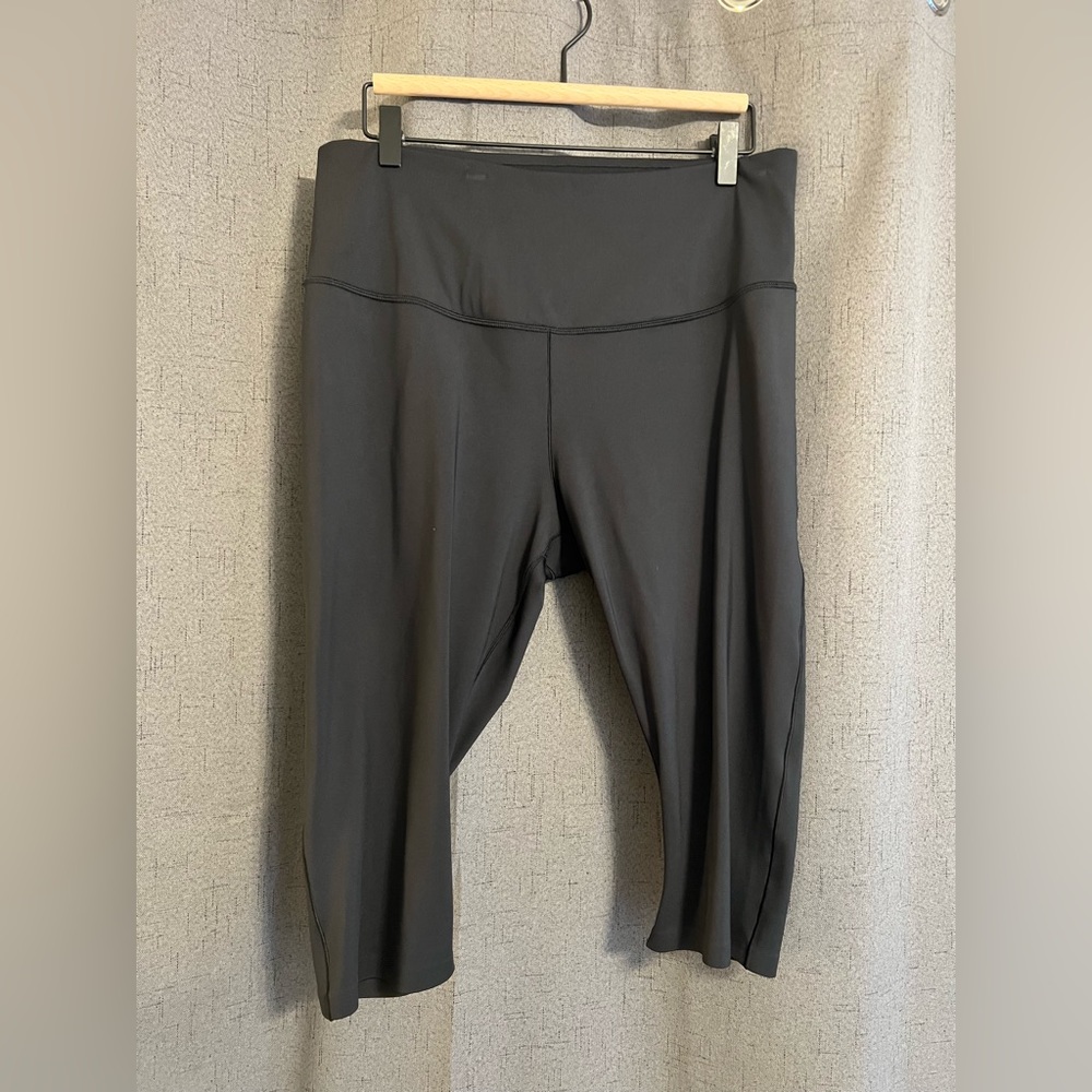 Calia by Carrie Underwood Black Capris size XL “Stay Powerful”